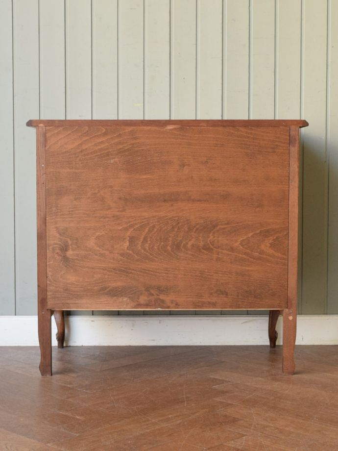 サイドボードの後ろ姿