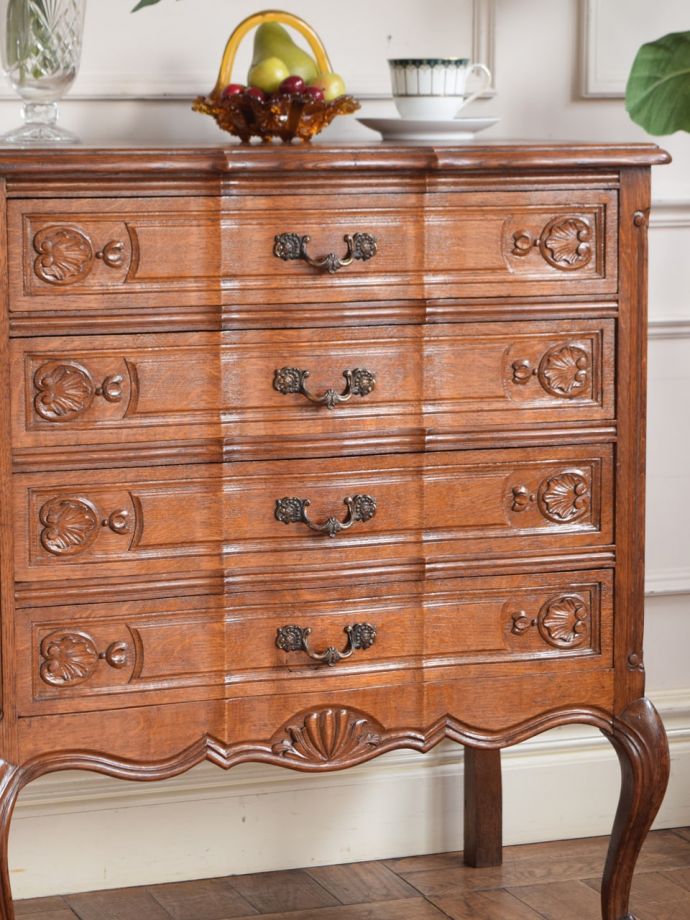 フランスの家具らしい美しいフォルム