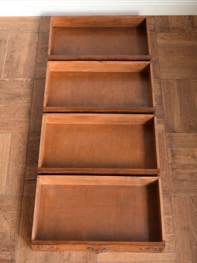 アンティークチェストの引き出しの中