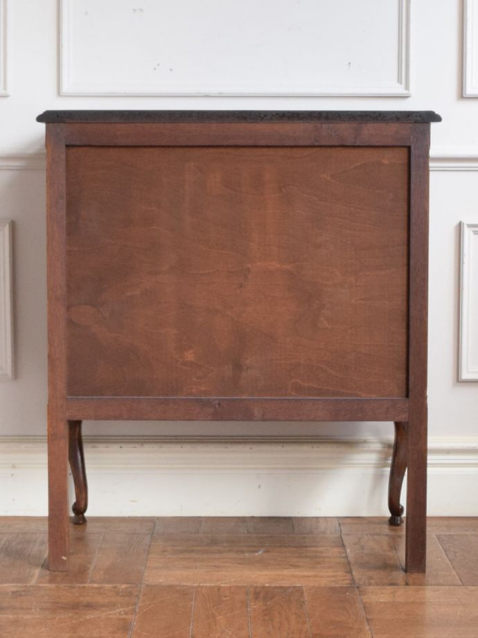 チェストの後ろ姿