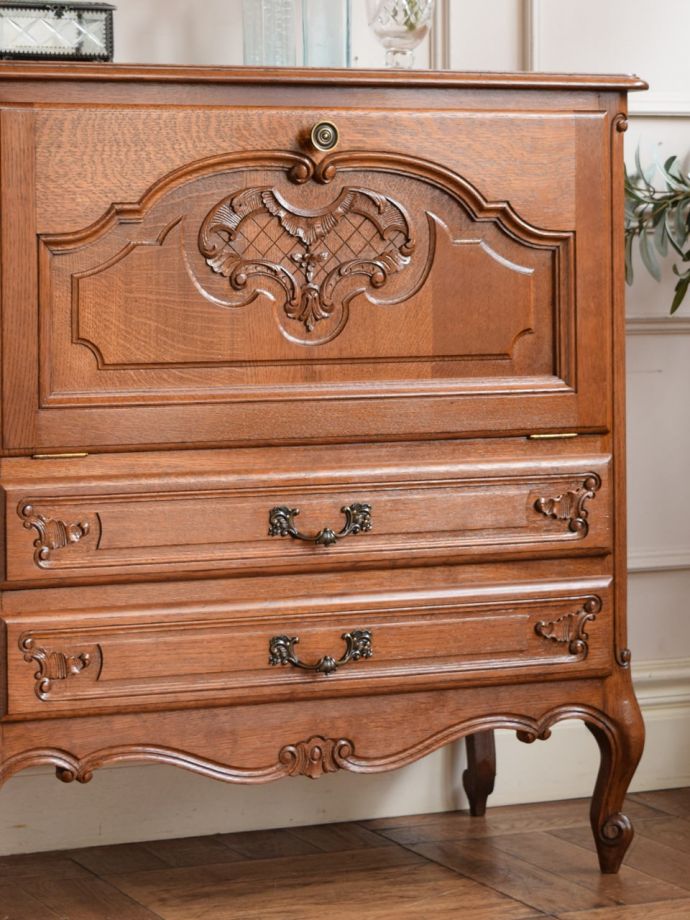 フランスのアンティークらしい美しい彫