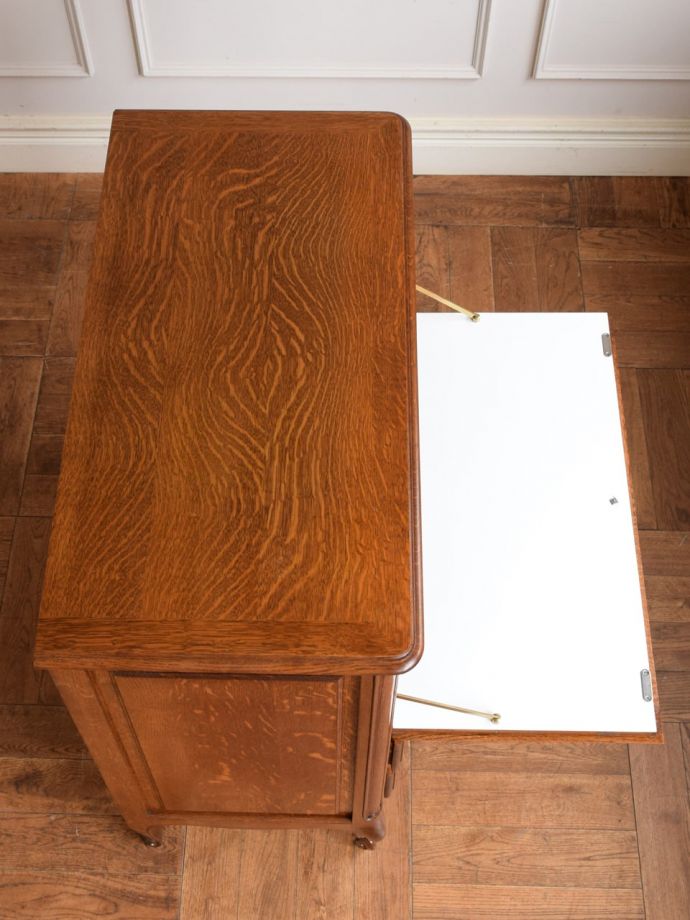 アンティークのサイドボードの天板