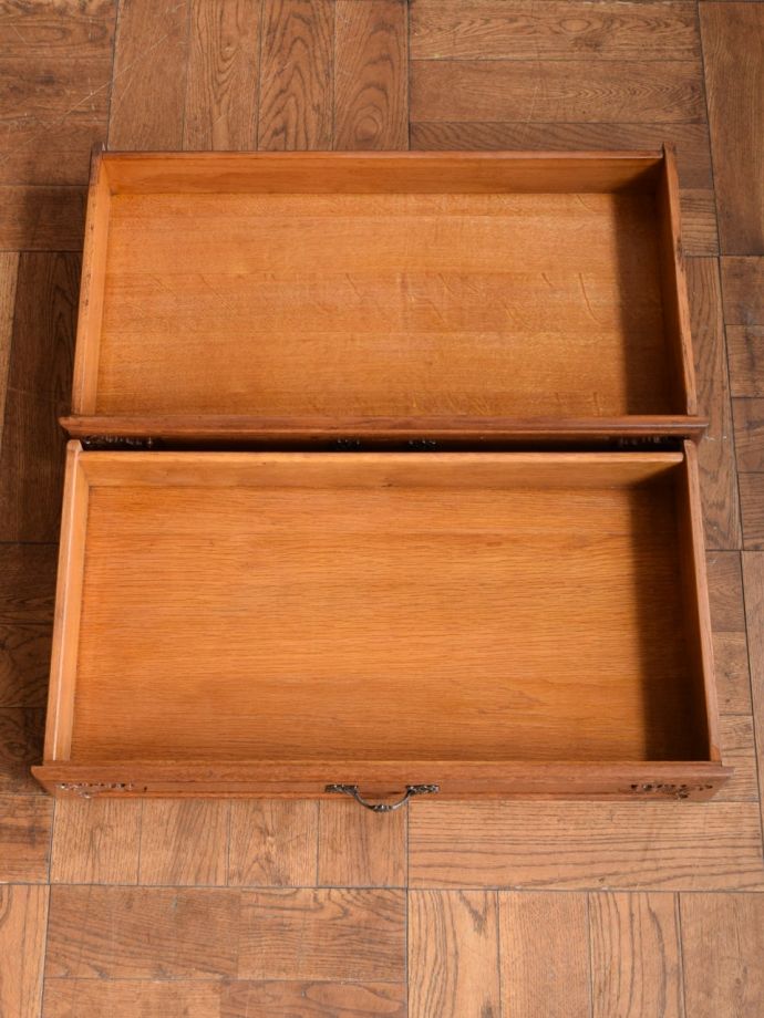 サイドボードの引き出しの中