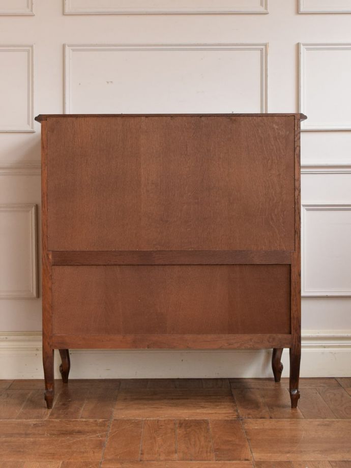 サイドボードの後ろ姿