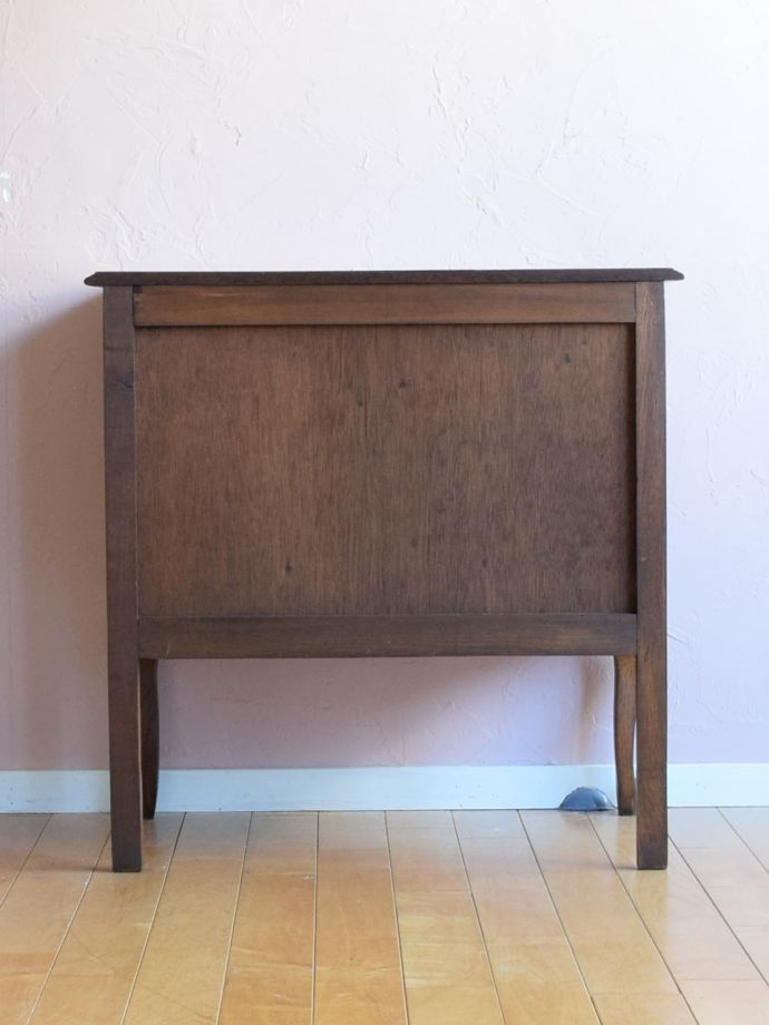 チェストの後ろ姿