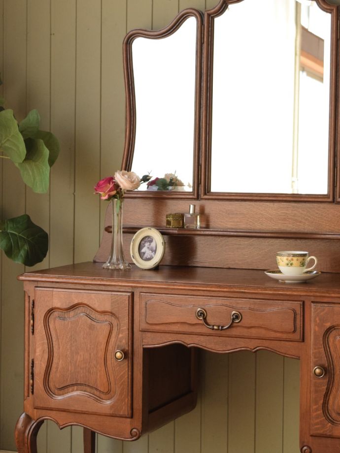 フランスのアンティークらしい美しい彫