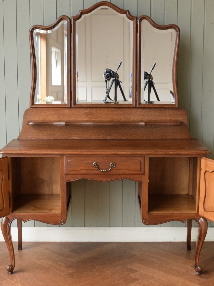 アンティークのドレッサーの扉の中