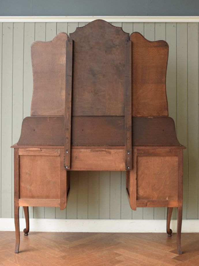 ドレッサーの後ろ姿