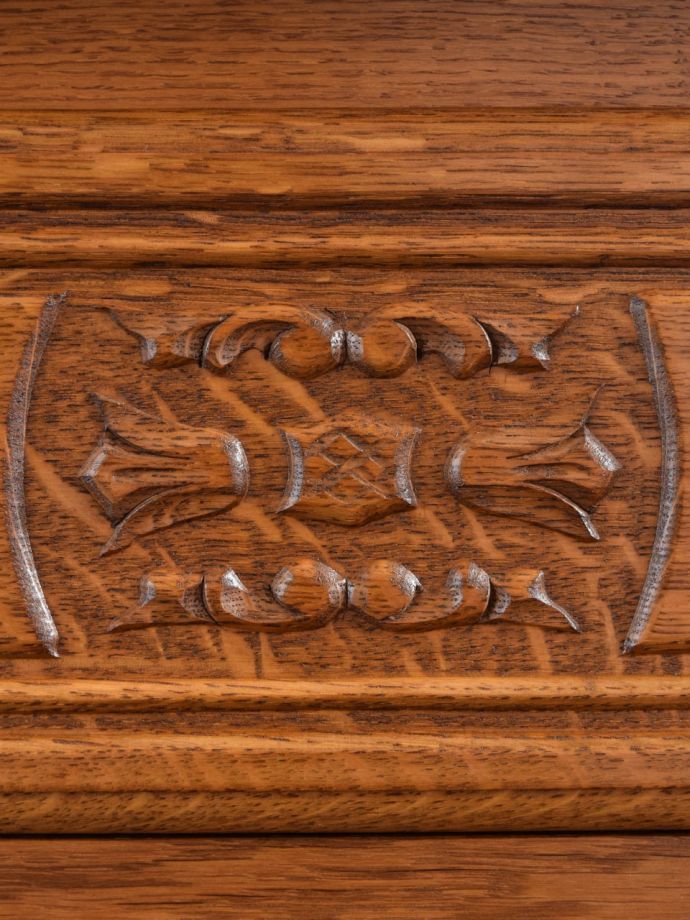 アンティークのチェストの装飾