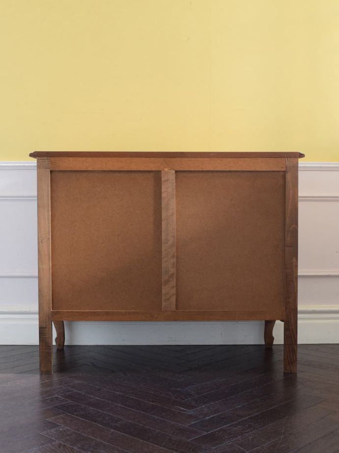 チェストの後ろ姿