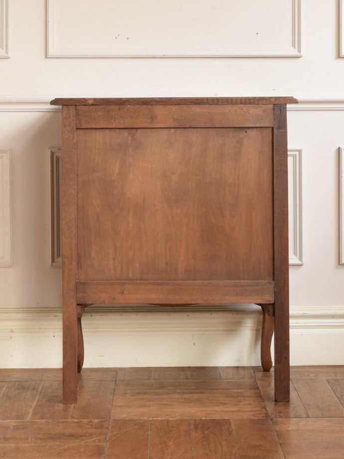 サイドチェストの後ろ姿