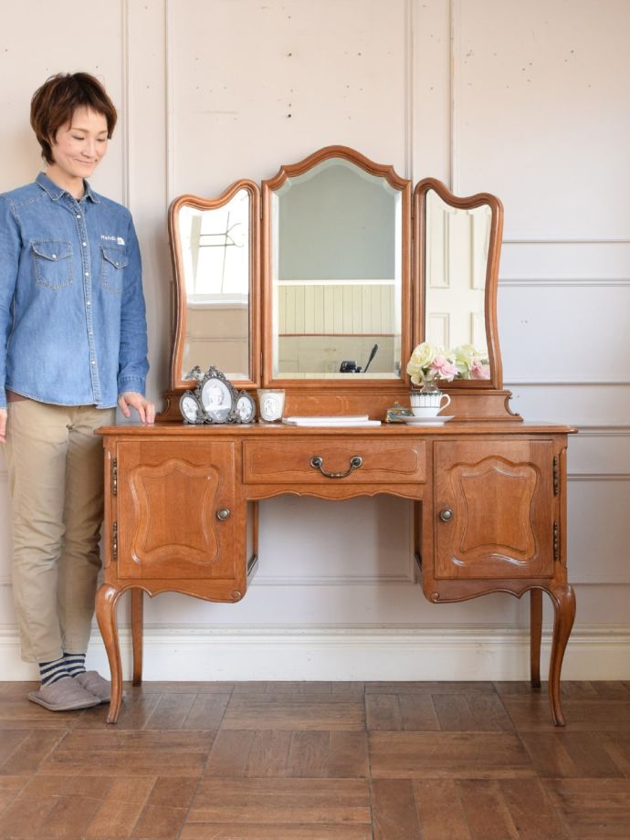 フランスのおしゃれなアンティークのドレッサー
