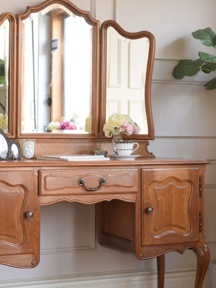 フランスのアンティークらしい美しい彫