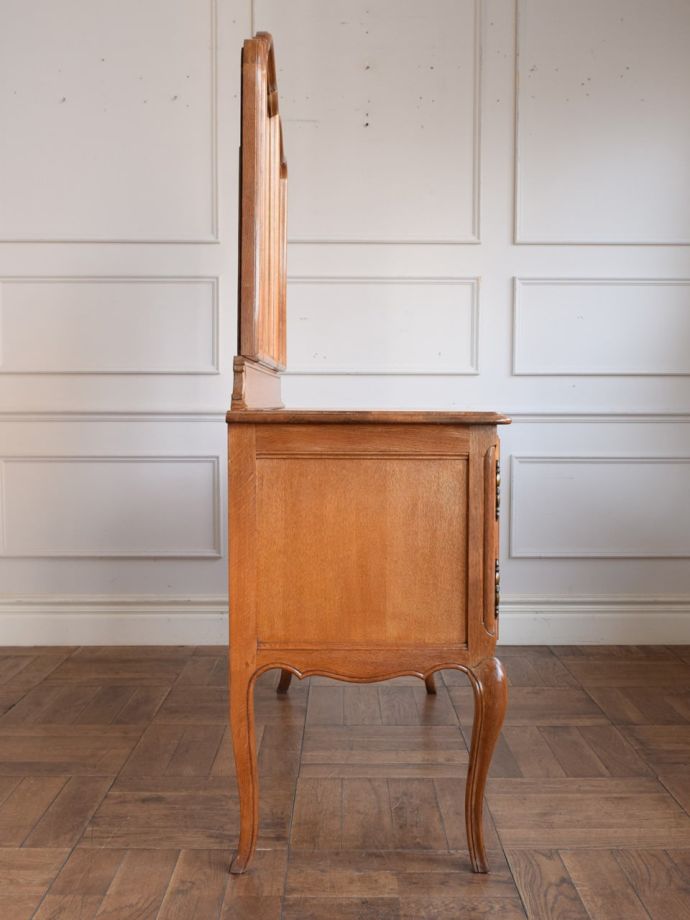 ドレッサーの側面