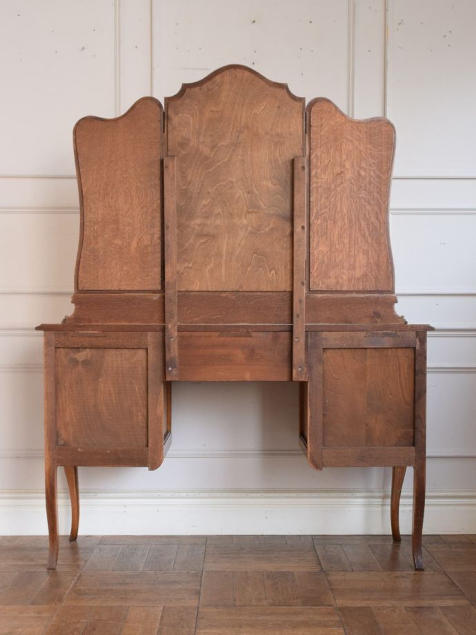 ドレッサーの後ろ姿