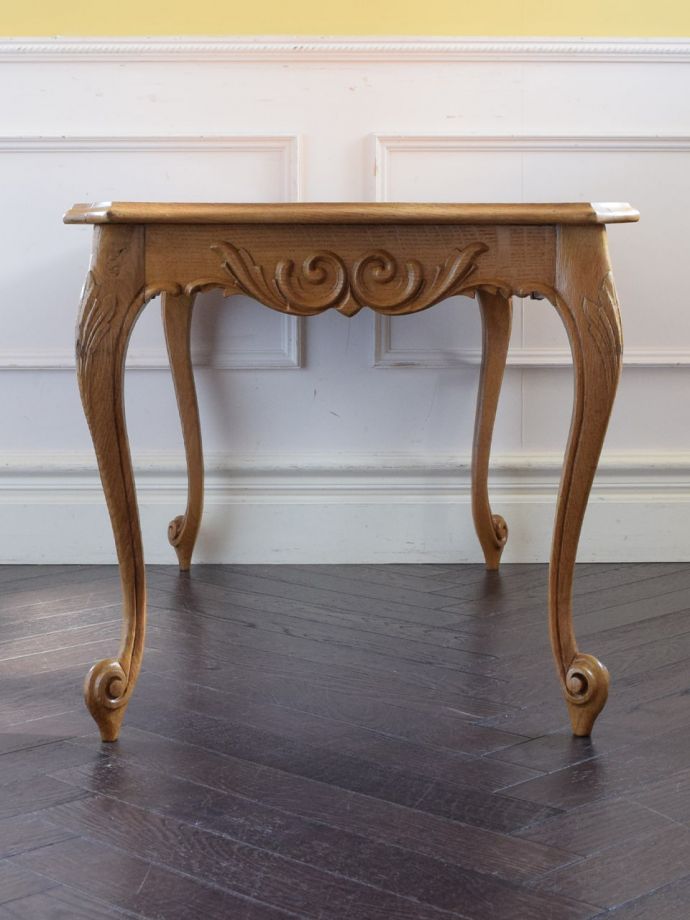 コーヒーテーブルの側面