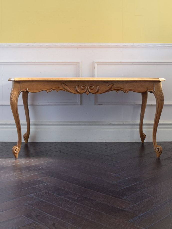 アンティークテーブルの横顔