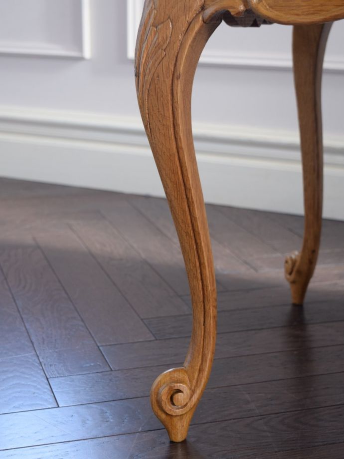 アンティークテーブルの脚