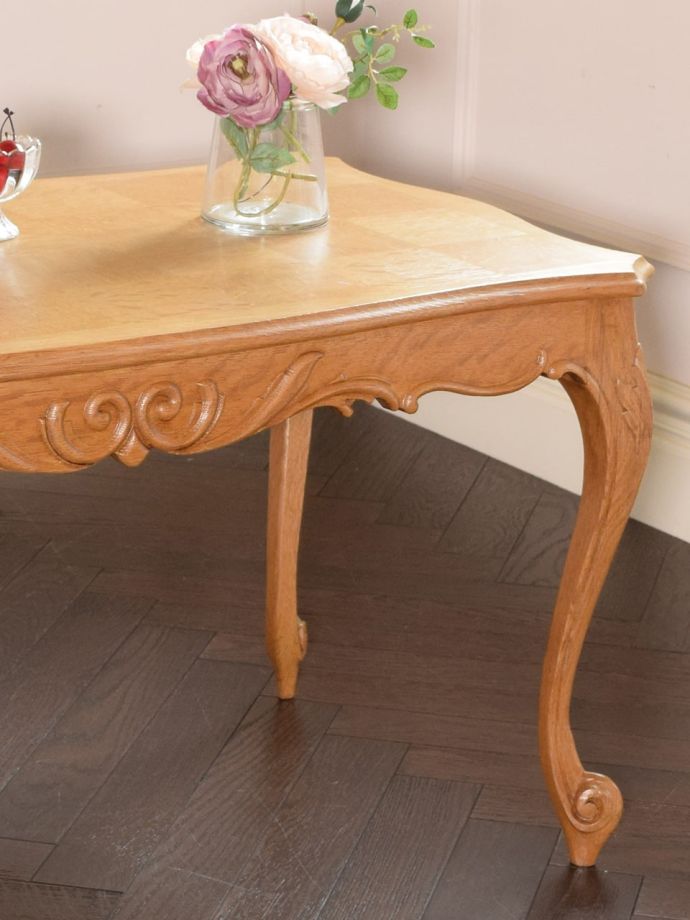 フランスの家具らしい美しいフォルム