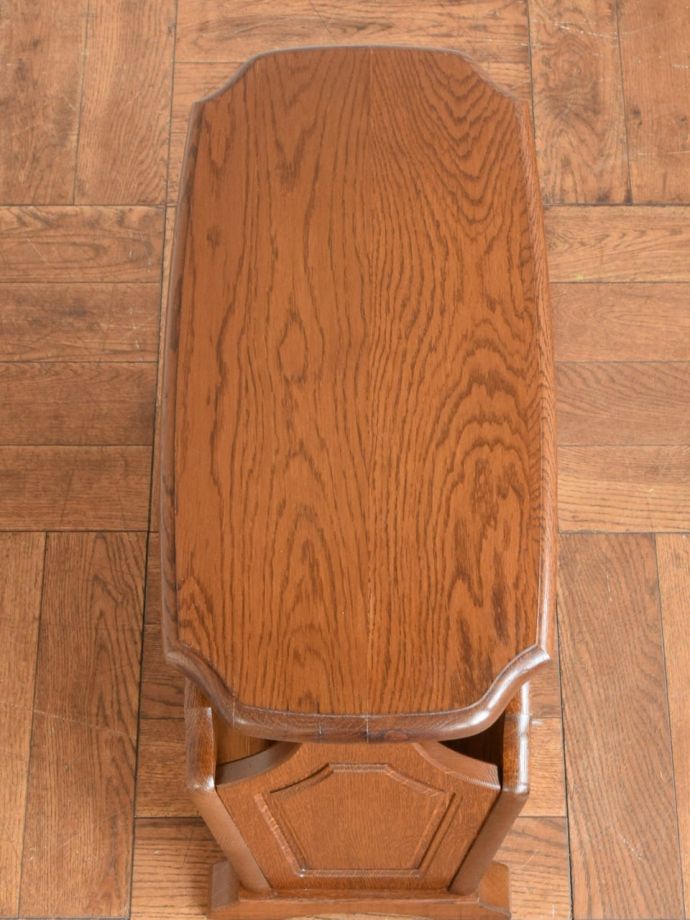 サイドテーブル付きのマガジンラック