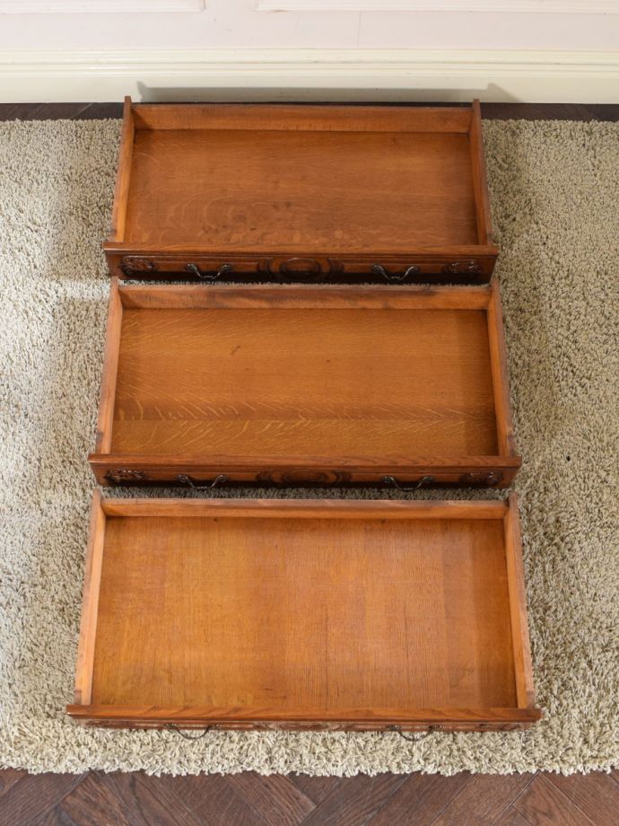 アンティークチェストの引き出しの中