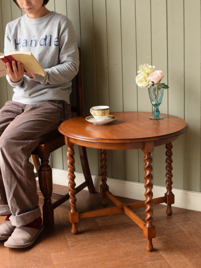 アンティークのサイドテーブル