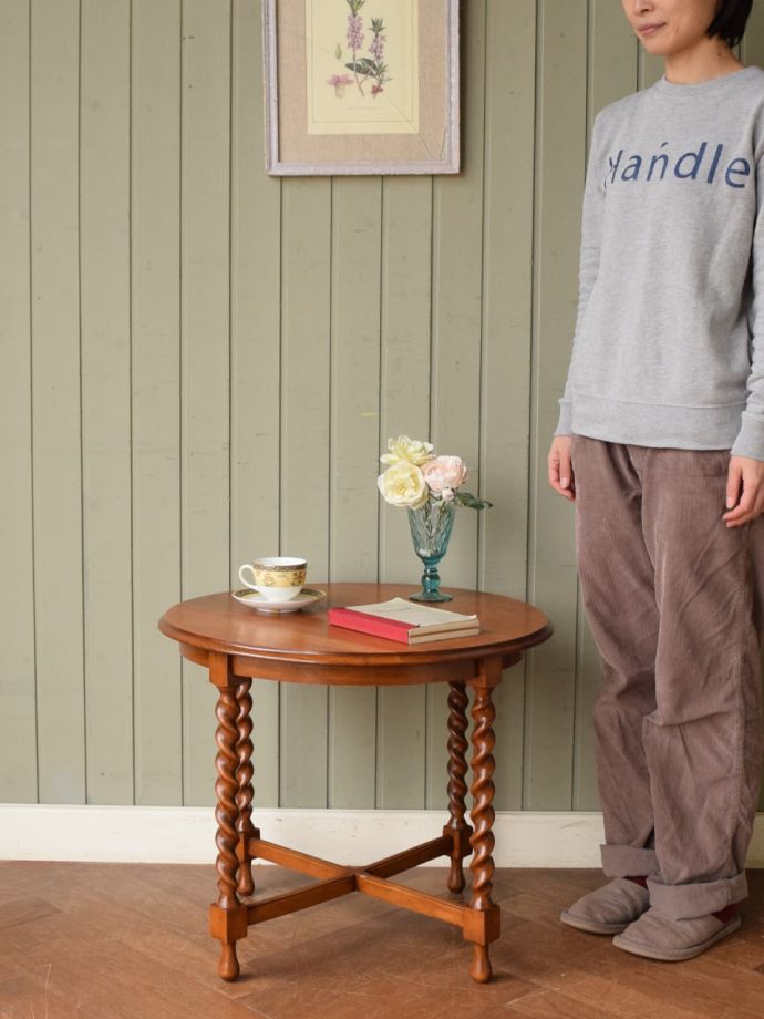 アンティークのローテーブル