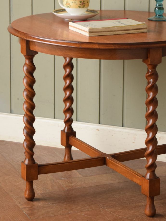 英国のアンティーク家具らしいデザイン