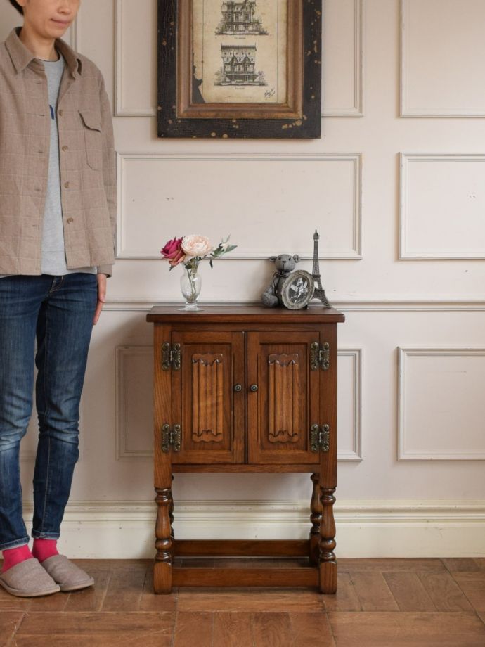 アンティークのサイドキャビネット