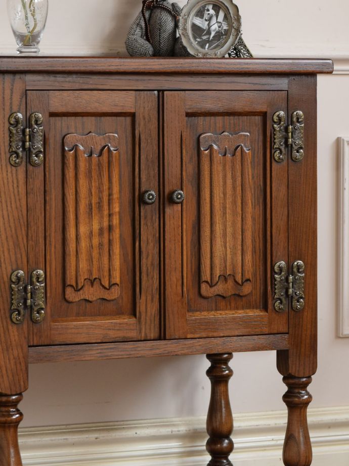 アンティーク家具らしい美しい杢目