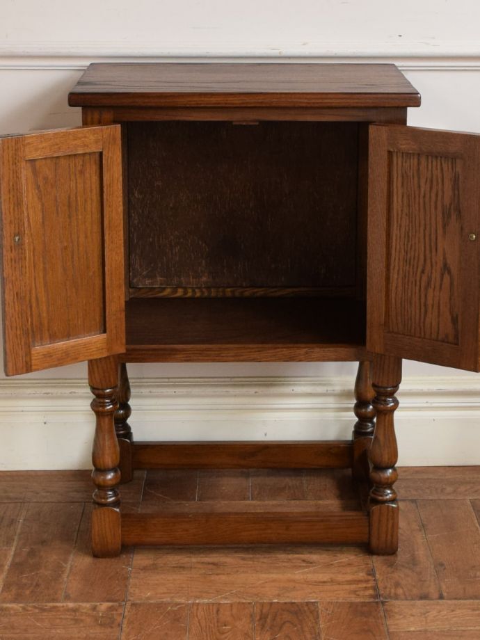 サイドキャビネットの扉の中