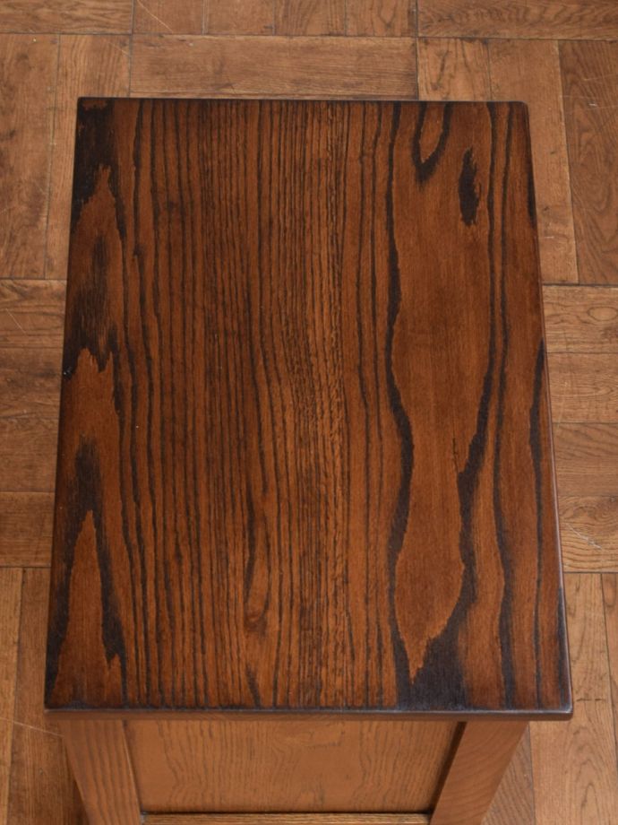 サイドキャビネットの天板