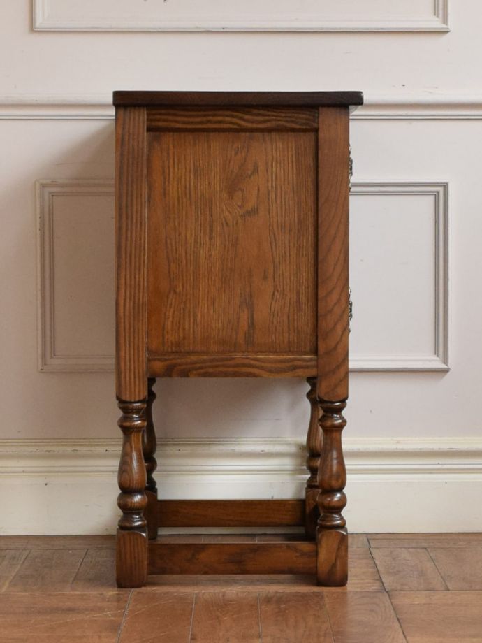 サイドキャビネットの側面