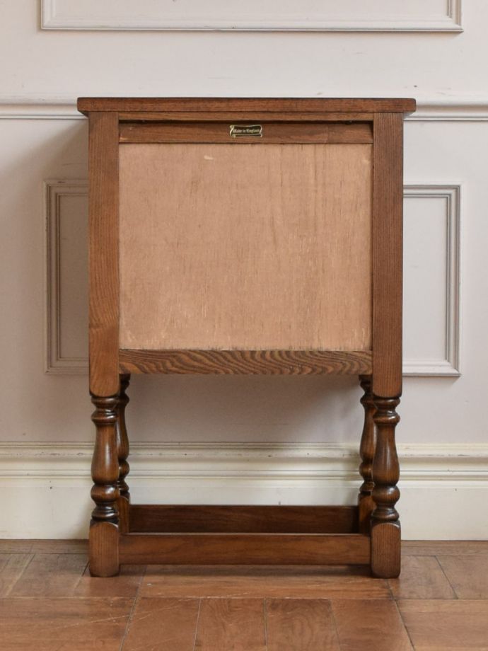 サイドキャビネットの後ろ姿