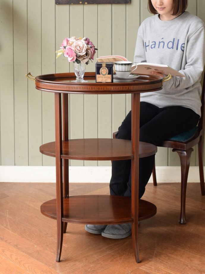 アンティークのオケージョナルテーブル