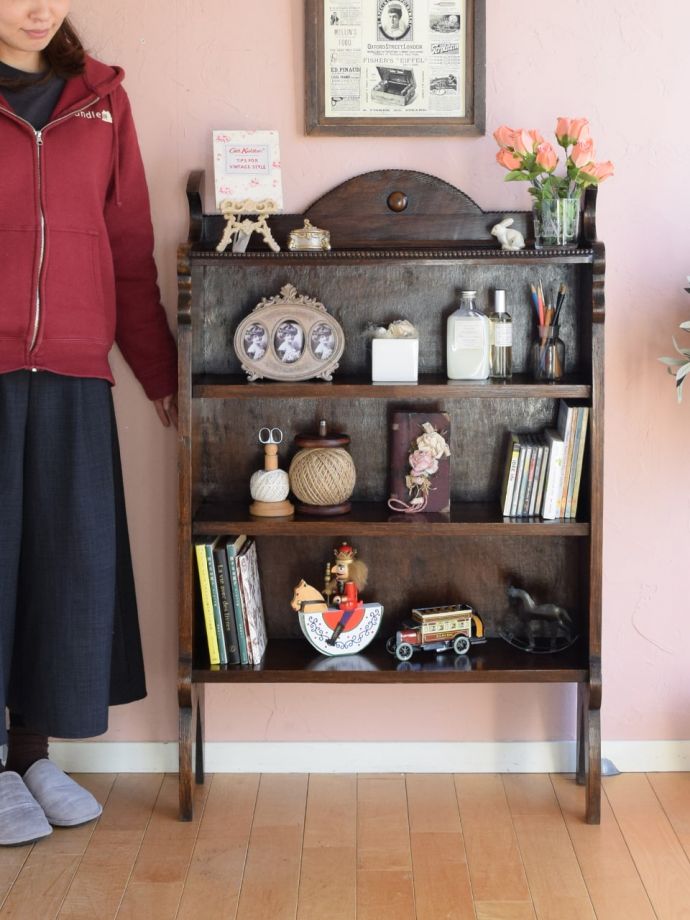 アンティークのオープンシェルフ