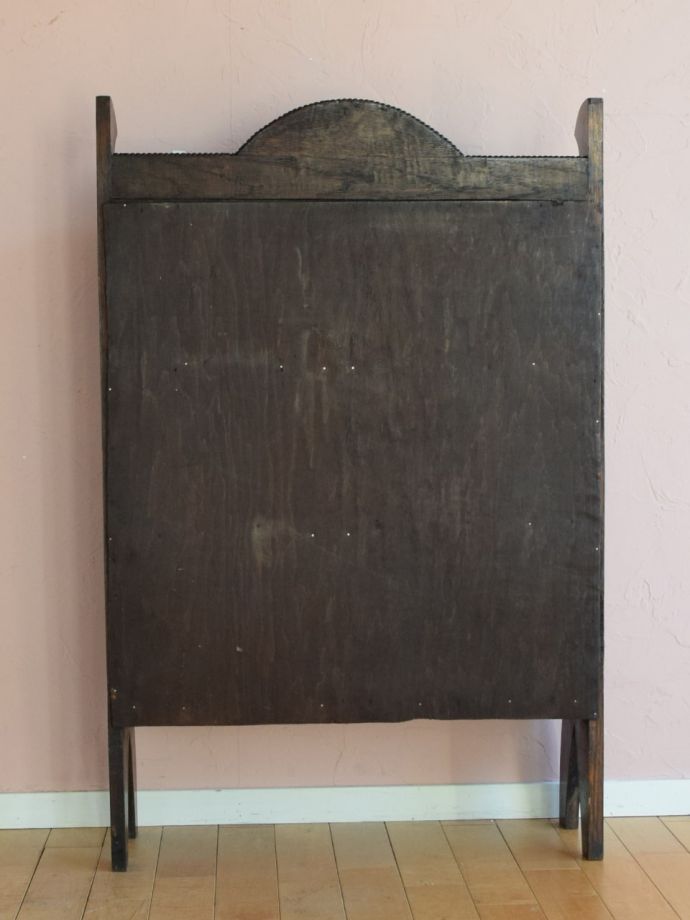 オープンシェルフの後ろ姿