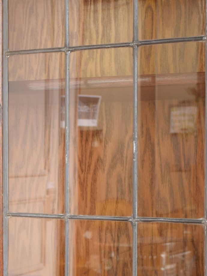 キャビネットの美しいガラス扉