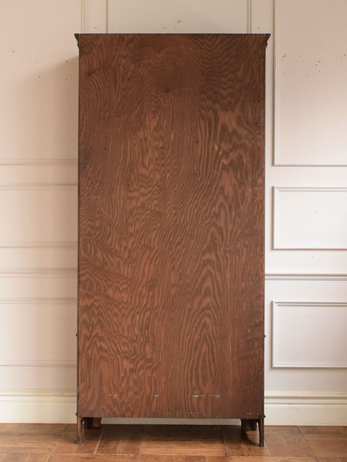 ガラスキャビネットの後ろ姿