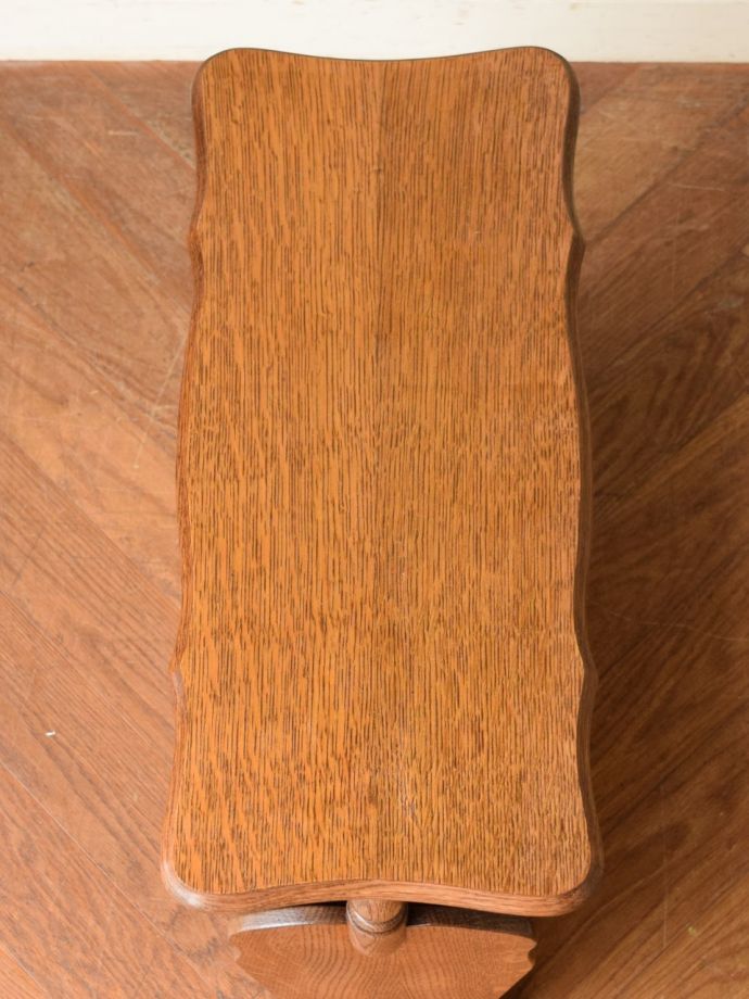 サイドテーブル付きのマガジンラック