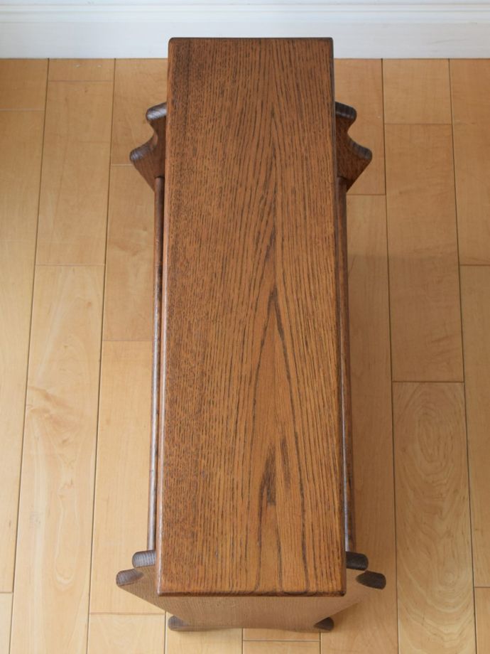 サイドテーブル付きのマガジンラック