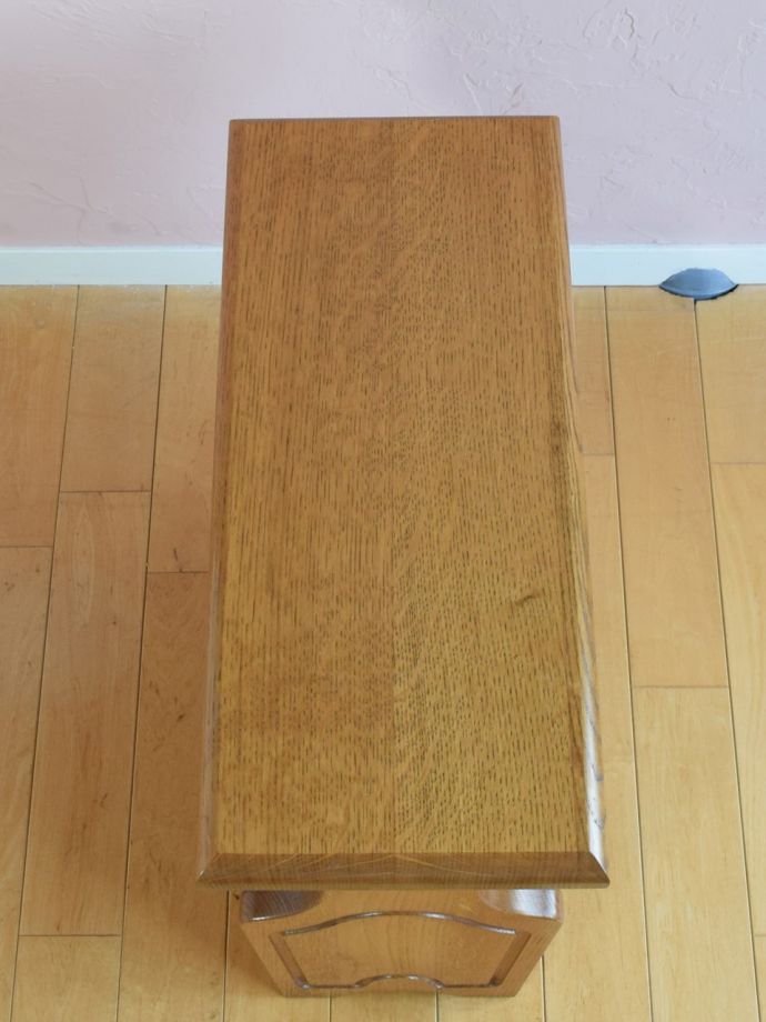 サイドテーブル付きのマガジンラック