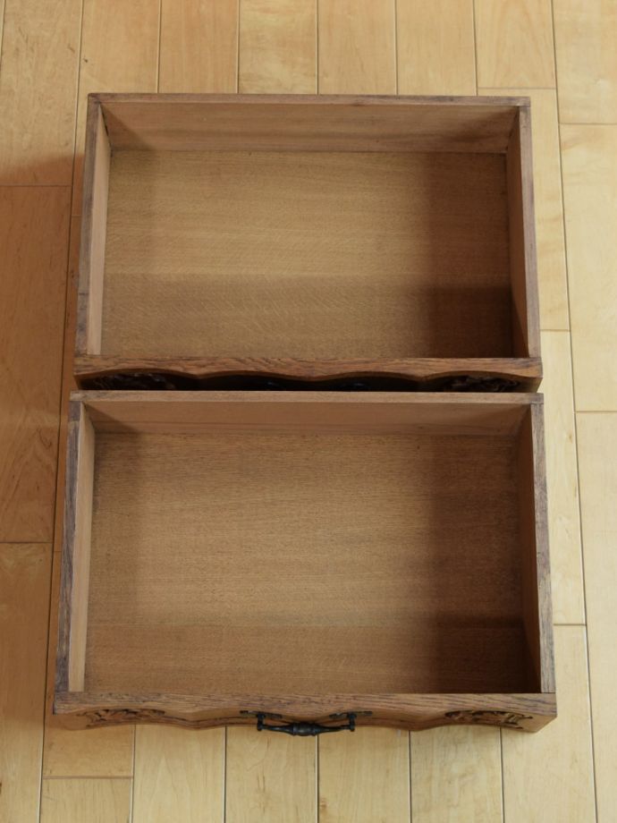 チェストの引き出しの中