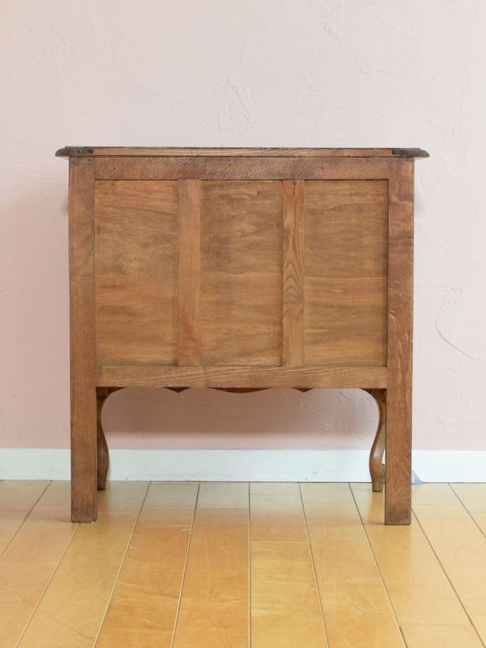 サイドチェストの後ろ姿