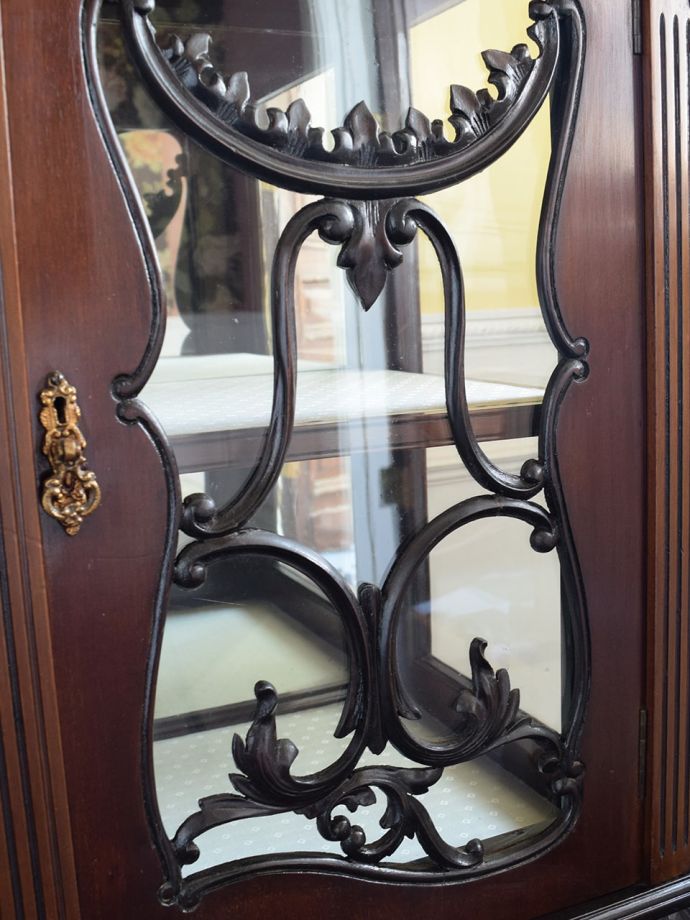 アンティーク家具らしい装飾