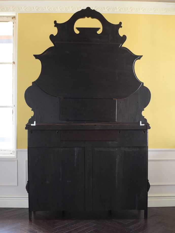 キャビネットの後ろ姿