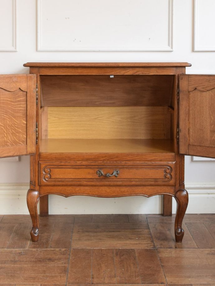 アンティークのサイドボードの扉の中