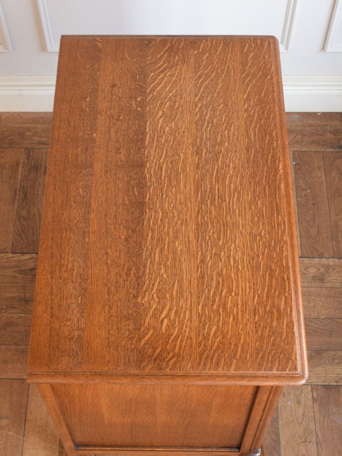 アンティークのサイドボードの天板