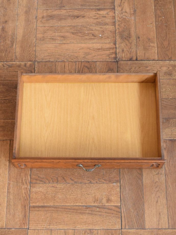 サイドボードの引き出しの中