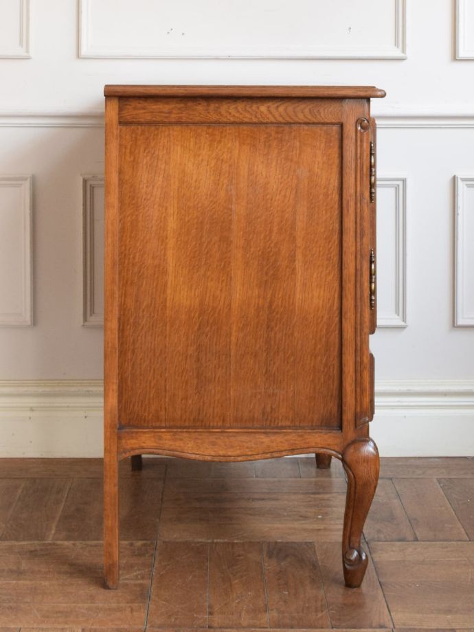 サイドボードの側面